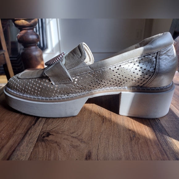 Softwaves Gold Leather Chunky Heel Loafers Size 40 (9.5) - Picture 2 of 8